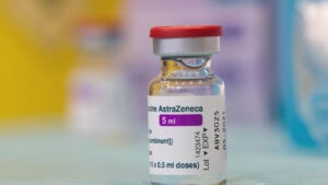 Francia, Italia y Alemania suspendieron vacunación con AstraZeneca