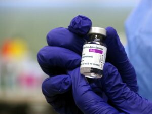 Francia recomienda vacuna de AstraZeneca solo a mayores de 55 años - AlbertoNews