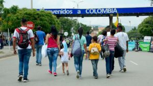 Gaby Arellano muestra las ofertas engañosas que se le hacen a migrantes