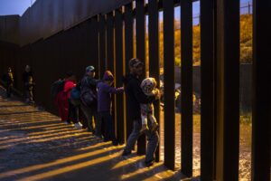 Gobierno de Biden busca salvar la cara ante crisis migratoria en la frontera - AlbertoNews