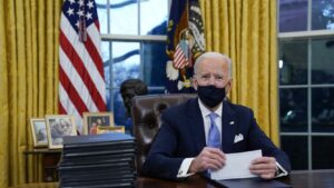 Gobierno de Biden revisará las sanciones a Venezuela