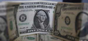 Hiperinflación en Venezuela: Ni con los nuevos tres billetes del régimen de Maduro se puede comprar $1 (Detalles) - AlbertoNews