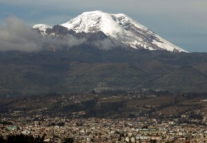 IMPACTANTE: Volcán en Ecuador lanza enorme columna de cenizas que cubre varias ciudades (Video) - AlbertoNews