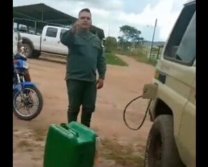 Impactantes imágenes: Así se rebeló un oficial de la GNB contra un teniente de Maduro que se robaba gasolina de un vehículo oficial (Video) - AlbertoNews