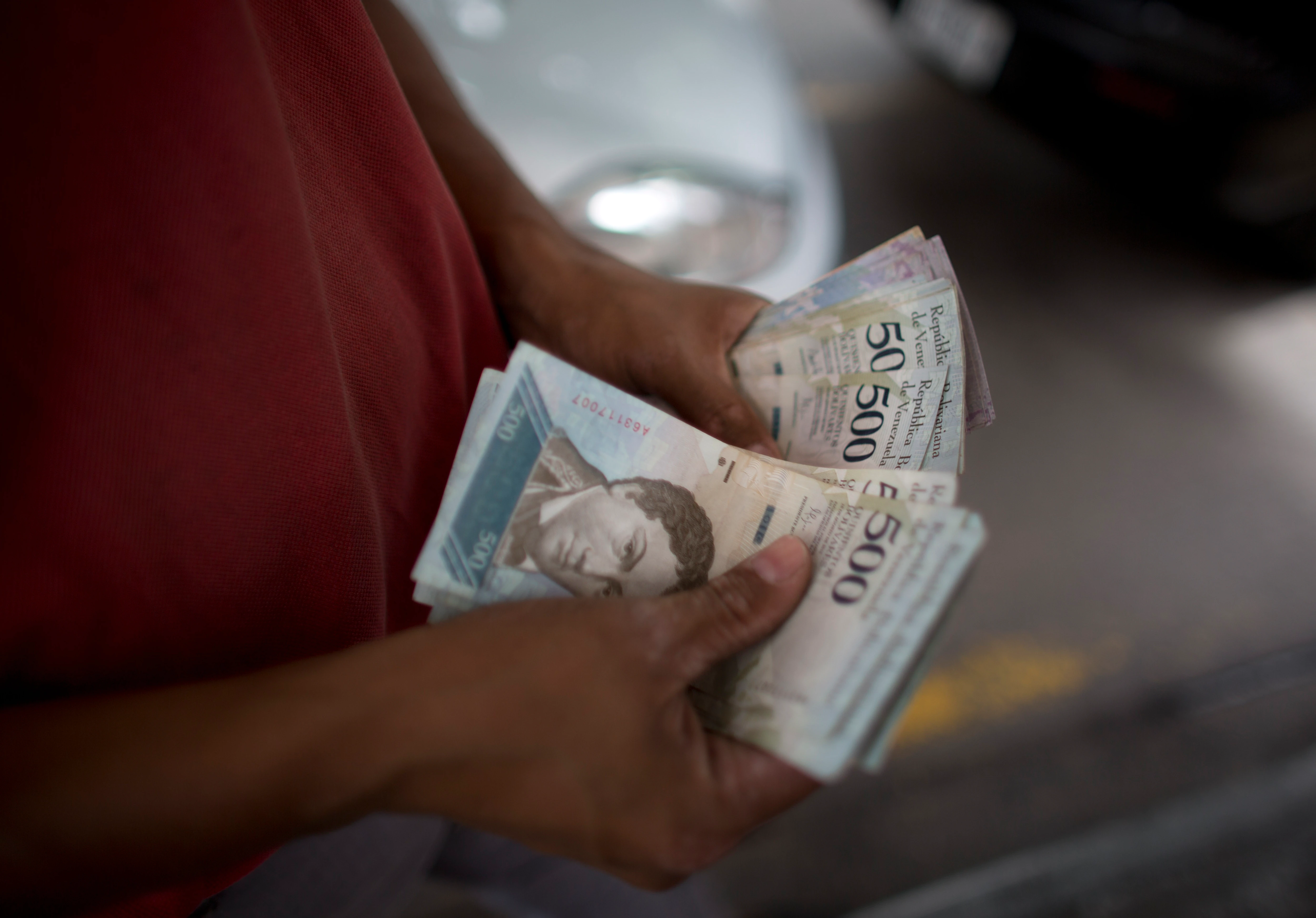 Inflación venezolana vuelve a superar el 50% en febrero | Voice of America