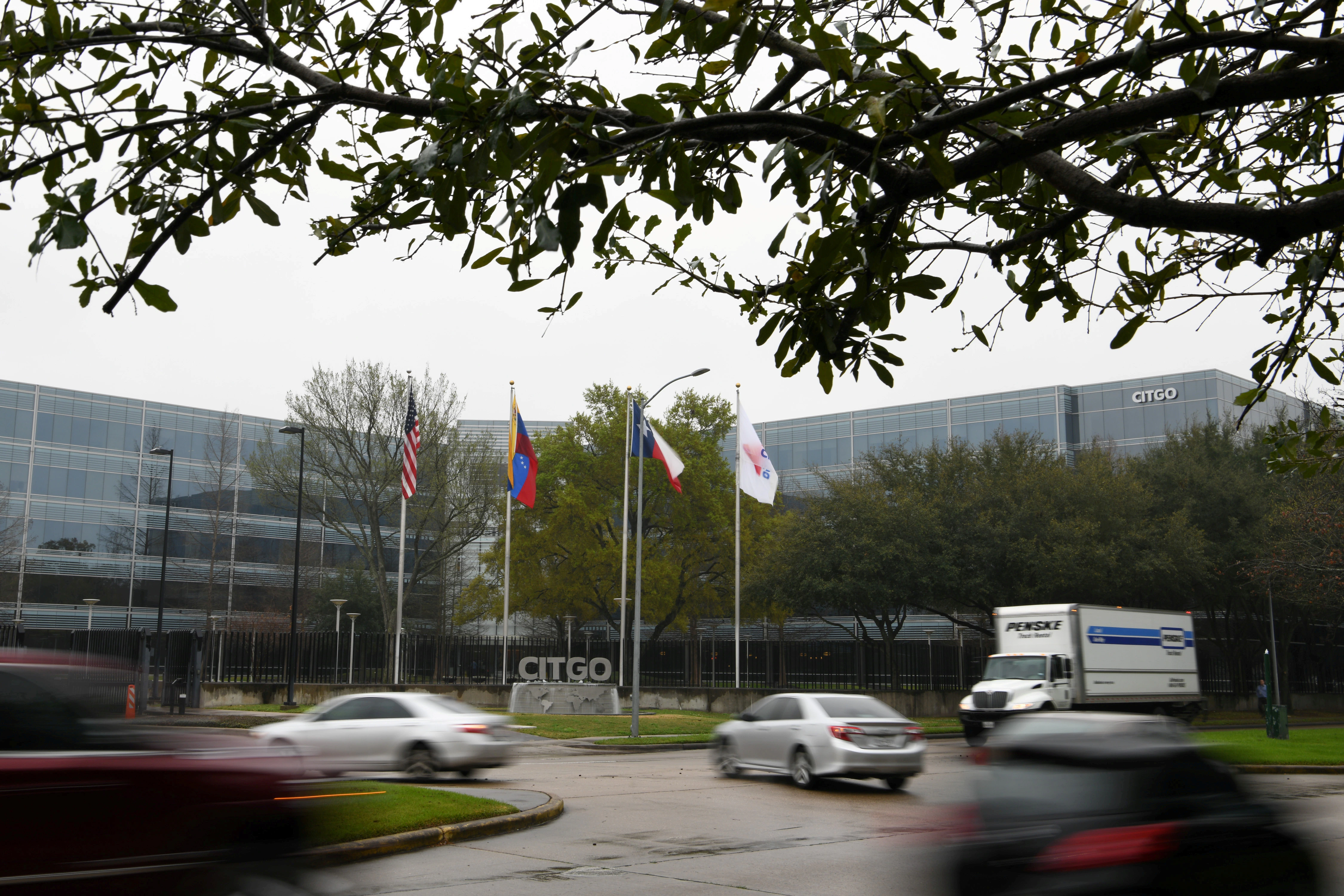 Inteligencia venezolana monitoreó por un año a ejecutivos de Citgo antes de su arresto: documentos judiciales | Voice of America