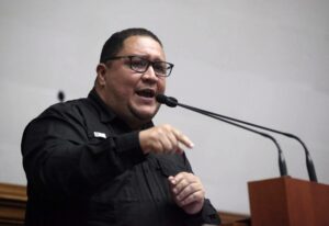 José "Clap" Brito, con caja en mano, presentó un "informe" con acusaciones en contra de la AN legítima