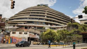Funcionarios del Sebin habrían apresado e incomunicado a periodista alemán por fotografiar a Maduro