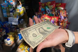 La caótica dolarización informal avanza en Venezuela: “Compro dólares”, en auge negocio de buhoneros con las divisas - AlbertoNews