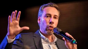 Laboratorios chavistas lanzaron otra campaña contra el periodista Roberto Deniz
