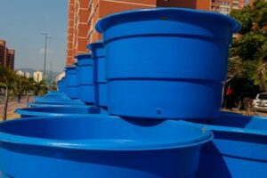 Larenses recogen agua en cualquier envase ante alto costo de tanques