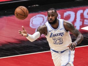 LeBron James, con esguince de tobillo, queda fuera de manera indefinida - AlbertoNews