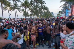 Los turistas en Miami Beach acatan el toque de queda y 'se van pacíficamente' - AlbertoNews