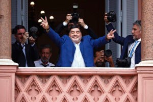 Maduro pagó con oro a empresa italiana en la que Maradona actuaba como “lobbista”