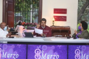 Maduro se autodenomina feminista mientras ignora denuncias del feminismo