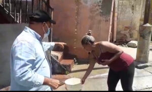 Manuel Gedler: Vecinos de Petare cocinan, se bañan y se cuidan del COVID-19 con agua que cae de la azotea de su vivienda - AlbertoNews