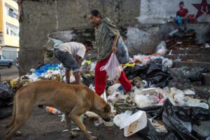 "Me ha tocado meter la mano en la basura para buscar comida": Discapacitados y pensionados rozan la miseria - AlbertoNews