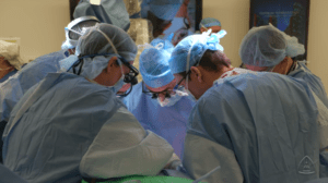 Médicos en EEUU realizaron primer trasplante de genitales masculinos (Video)