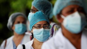 Médicos rechazan vacunación de personalidades del chavismo