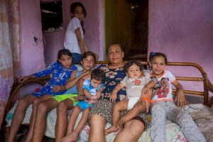 Migración y abandono: abuelas venezolanas que deben criar a sus nietos con pocos recursos