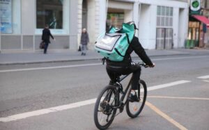 Miles de repartidores venezolanos serán asalariados en España y tendrán derechos laborales - AlbertoNews