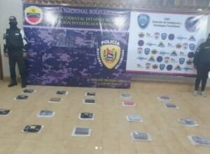 PNB halló 20 panelas de cocaína abandonas en la Carretera Nacional