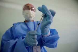 Panamá espera recibir en abril las primeras dosis de la vacuna de AstraZeneca - AlbertoNews