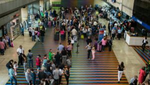 Pasajeros protestan en aeropuerto de Maiquetía por el cobro de la PCR