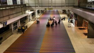 Pasajeros se enfrentaron al personal de bioseguridad del aeropuerto de Maiquetía: rechazaron pagar la prueba PCR