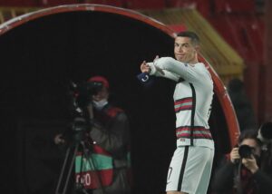 “Pedí perdón al seleccionador de Portugal”: las palabras del árbitro que le invalidó el gol a Cristiano Ronaldo - AlbertoNews