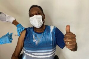 Pelé recibe la vacuna anticovid y celebra el momento "inolvidable" - AlbertoNews