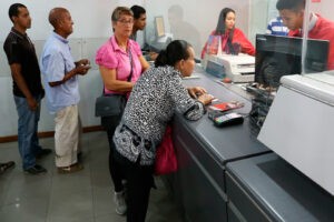 Pensionados venezolanos en España la están "pasando negras" sin el pago de sus pensiones