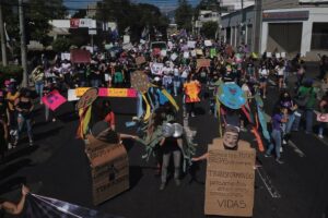 Periodistas salvadoreñas se suman a la marcha para exigir medios libres de acoso - AlbertoNews