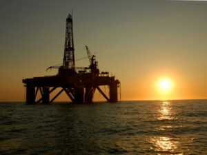 Precios del petróleo caen con la esperanza de que el bloqueo del Canal de Suez termine pronto - AlbertoNews
