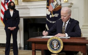 Presidente Biden firma nueva orden ejecutiva para promover el voto y abre una nueva batalla política - AlbertoNews