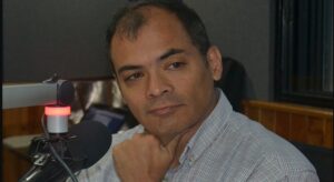 Profesor Pedro Benítez barre el piso con 'Chuo' Torrealba tras su recientes ataques al estilo chavista contra Guaidó (Tuit) - AlbertoNews