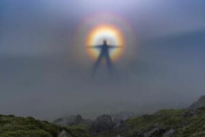 Qué son realmente los ‘Vigilantes Oscuros’, las aterradoras figuras que aparecen en las montañas californianas