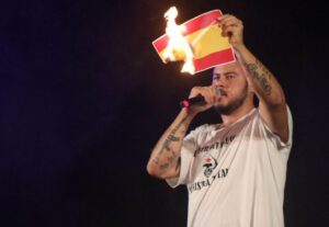 Rapero Pablo Hasél recibe en prisión otra querella por la quema de una bandera de España - AlbertoNews