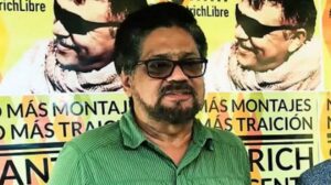 Reaparece Iván Márquez, jefe de la disidencia de las FARC, y lo hace con un fusil del mismo tipo de los usados por la FANB