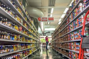 Régimen de Maduro planifica ajustes de precios en farmacia y alimentación - AlbertoNews
