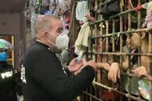 Reos del retén de Caraballeda reciben carvativir ante posible caso de covid-19