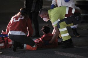 Rescatan a 102 inmigrantes irregulares en la ruta a las Islas Canarias - AlbertoNews