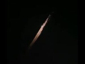 Restos de un cohete de SpaceX iluminan el cielo de EEUU en su regreso a la atmósfera