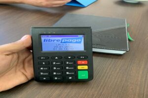 Reuters: En la crisis de bolívares y dólares en efectivo, Maduro busca acelerar pagos digitales