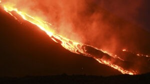 Ríos de lava y explosiones de ceniza desde el volcán guatemalteco de Pacaya (Video) - AlbertoNews