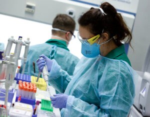Salud en crisis: Venezolanos se las ingenian para conseguir exámenes médicos a precios bajos - AlbertoNews