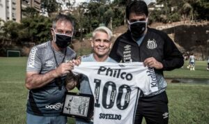 Santos aprovechó visita a Caracas para homenajear a Yeferson Soteldo por sus 100 partidos con el club (Foto) - AlbertoNews