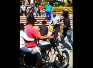Se alzó el pueblo: Motorizados enfrentan a puñetazos a policías de Mérida por cobro ilegal para movilizarse en la zona (Imágenes sensibles) - AlbertoNews