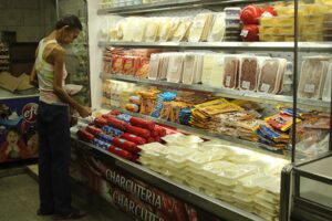 “Se compra lo que uno pueda para resolver en la casa”: Salarios no alcanzan ni para rellenar la arepa - AlbertoNews