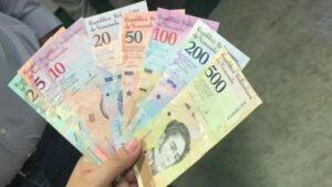 ¡No valen nada! Bancos botan a la basura billetes de baja denominación